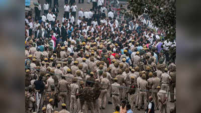 तीस हजारी पुलिस-वकील झड़प: दिल्ली हाई कोर्ट में सुनवाई, एक पुलिसवाला सस्पेंड