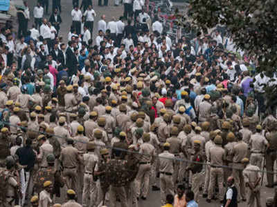 तीस हजारी पुलिस-वकील झड़प: दिल्ली हाई कोर्ट में सुनवाई, एक पुलिसवाला सस्पेंड 