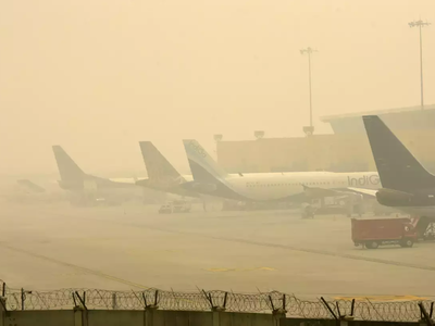 धुएं में गायब हुआ रनवे, दिल्ली नहीं उतरे 37 हवाई जहाज