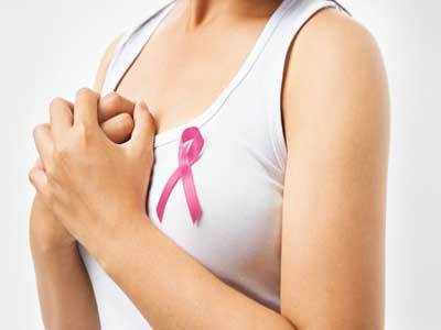 ५ वर्षांआधीच ओळखू शकता स्तनाच्या कर्करोगाची लक्षणे