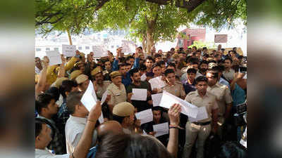 दिल्ली में वकीलों की पिटाई के खिलाफ सड़क पर उतरे पुलिसकर्मी, ITO पर सड़क ब्लॉक