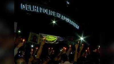 दिल्ली पुलिस vs वकील : मांगों के माने जाने के आश्वासन के बाद प्रदर्शनकारी पुलिसकर्मियों ने खत्म किया धरना