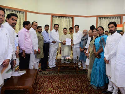 महाराष्ट्र में सरकार पर सस्पेंस, बीजेपी के दावों के बीच राज्यपाल से मिले एनसीपी-कांग्रेस के नेता