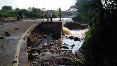 ರಾತ್ರಿಯ ಮಳೆಗೆ ತುಂಬಿ ಹರಿದ ಕೆರೆ, ಹಳ್ಳಗಳು