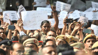 நாள் முழுக்க நீடித்த போராட்டம்... வாபஸ் பெற்ற டெல்லி போலீஸார்!!