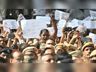 நாள் முழுக்க நீடித்த போராட்டம்... வாபஸ் பெற்ற டெல்லி போலீஸார்!!