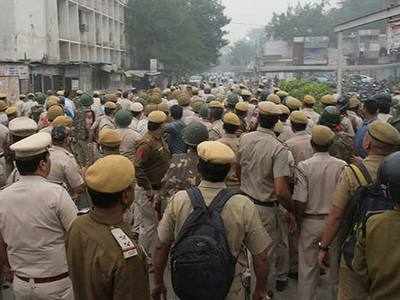 दिल्ली पुलिस कर रही है प्रदर्शन और गृहमंत्री लापता हैं