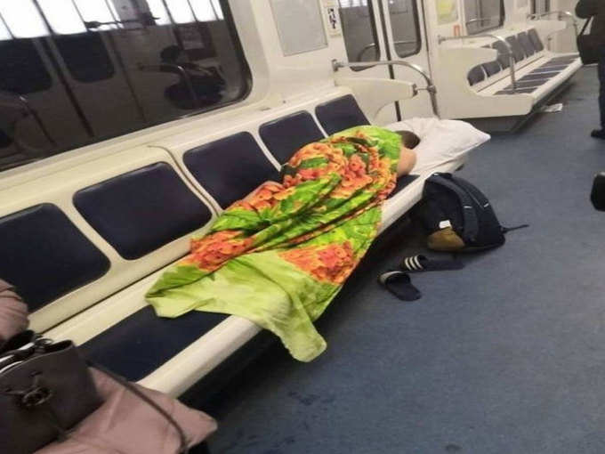 मेट्रो में ही सो गए 