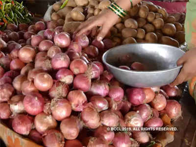 कांदा रडवतोय; दर ८० रुपये किलोंवर