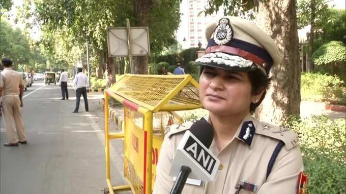 दिल्ली की जॉइंट कमिश्नर ऑफ पुलिस (ट्रैफिक) मीनू चौधरी ने कहा कि आज पुलिस का हर एक कर्मचारी काम कर रहा है। उन्होंने कहा पुलिस को अपनी जिम्मेदारी पता है और वह उसे हर हालात में पूरा करते हैं।
