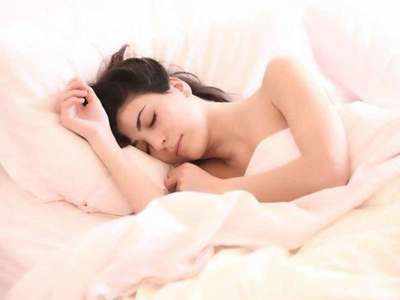 कम नींद लेने से महिलाओं की हड्डियों पर असर, जानें कितना सोना है जरूरी