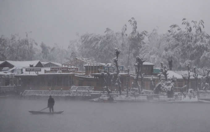 snowfall at dal lake