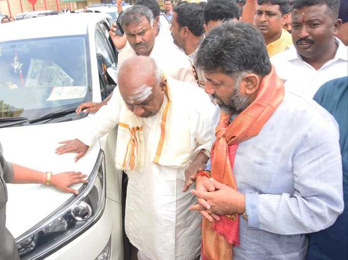 ದೇವಾಲಯದಲ್ಲಿ ಮುಖಾಮುಖಿಯಾದ ಡಿಕೆಶಿ ಮತ್ತು ದೇವೇಗೌಡ 