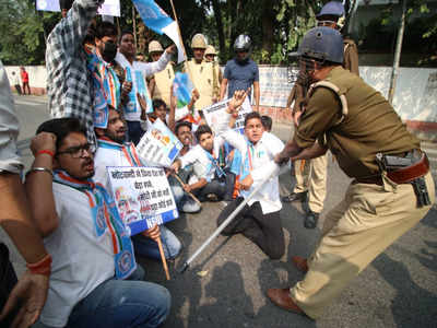 नोटबंदी के विरोध में कांग्रेस ने मनाया काला दिवस, पुलिस का लाठीचार्ज