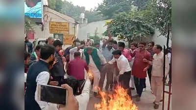 श्रीकांत शर्मा का पुतला फूंक रहे कांग्रेस नेता के पायजामे में लगी आग, बाल-बाल बचे