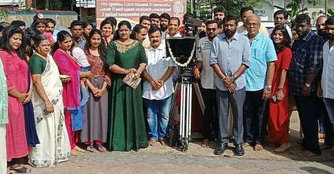 ​വെള്ളത്തിന് ഔദ്യോഗിക തുടക്കമായി​; പൂജയും ആദ്യക്ലാപ്പും കഴിഞ്ഞു, ചിത്രങ്ങൾ