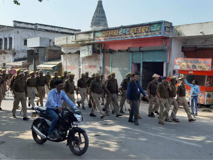 पुलिस का रूट मार्च