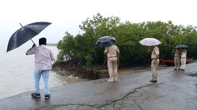 সুন্দরবনের মাতলা নদীর জলস্তরের দিকে নজর বিডিও ও ওসি কুলতলির।