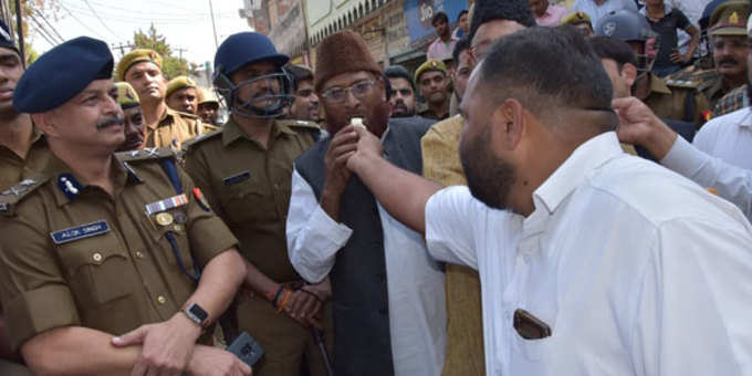 हापुड़: निर्णय के उपरांत मेरठ रेंज के आईजी आलोक कुमार और एएसपी सर्वेश कुमार की मौजूदगी में हिन्दू -मुस्लिमों ने एक दूसरे को मिठाई खिलाई।