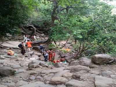 சதுரகிரி மலையில் வெள்ளப்பெருக்கு... 200க்கும் மேற்பட்டோர் கீழிறங்க முடியாமல் தவிப்பு...