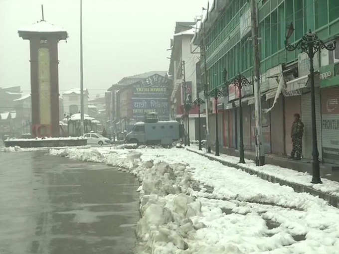 श्रीनगर में भी गिरी बर्फ