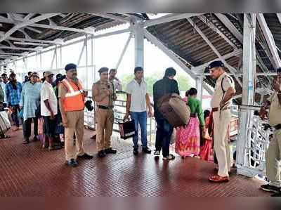 দুর্ঘটনার পর যাত্রী নিয়ন্ত্রণে নজরদারি বর্ধমান স্টেশনে