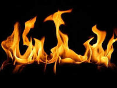 ललितपुर: बच्चे को गोद में बैठाया और लगा ली आग