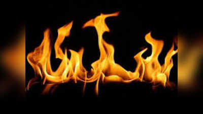 ललितपुर: बच्चे को गोद में बैठाया और लगा ली आग