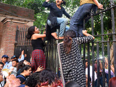 दिल्ली यूनिवर्सिटी: नॉर्थ कैंपस के करीब 39 मंजिला इमारत का विरोध तेज