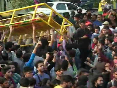 JNU में दीक्षांत समारोह के बीच फीस बढ़ोतरी समेत कई मांगों को लेकर सड़कों पर छात्र, पुलिस से तीखी झड़प