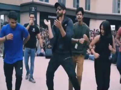 VIDEO: अपने हिट सॉन्ग पर रितिक रोशन ने फैन्स के साथ किया जमकर डांस