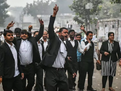 दिल्ली की जिला अदालतों में वकीलों की हड़ताल जारी