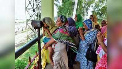 बहुत कम श्रद्धालु जा रहे हैं करतारपुर कॉरिडोर, दूरबीन से दर्शनों को उमड़ रही भीड़