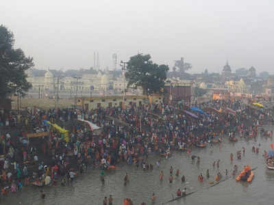 अयोध्या: कड़ी सुरक्षा के बीच कार्तिक पूर्णिमा पर सरयू में श्रद्धालुओं ने लगाई डुबकी