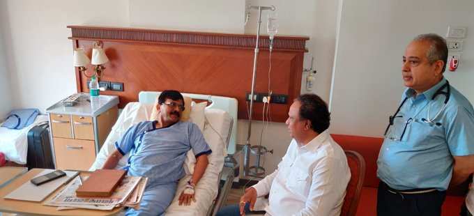 बीजेपी नेता आशीष शेलार संजय राउत से मिलने लीलावती अस्पताल पहुंचे।