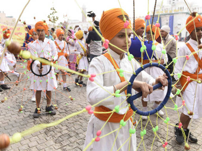 बाबा नानक की जयंती पर बच्चों ने दिखाया हुनर