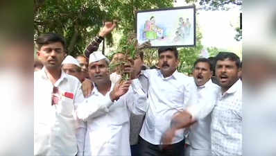 मुंबई में खराब फसलें हाथ में लेकर किसानों ने किया प्रदर्शन, हिरासत में लिए गए