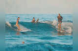 देखें, समंदर में लहरों के बीच, सर्फिंग करते हुए किया प्रपोज