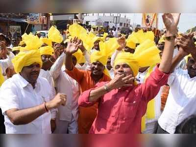 ಕನಕದಾಸರ ಕೃತಿ ವಿತರಣೆ,  ಜನಪ್ರತಿನಿಧಿಗಳ ನೃತ್ಯ