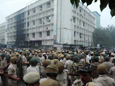 दिल्ली पुलिस-वकीलों का झगड़ा सुलझा? आज से काम पर लौटेंगे वकील