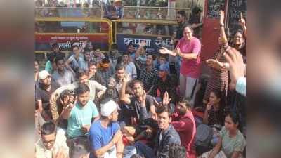 वाराणसी: बीएचयू में हालात सामान्‍य नहीं, छात्रों का रोष हॉस्‍टल से सड़क तक