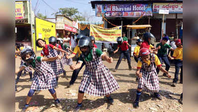 ವಿದ್ಯಾರ್ಥಿಗಳಿಂದ  ಸಾರ್ವಜನಿಕರಿಗೆ ರಸ್ತೆ ಸುರಕ್ಷತೆ ಪಾಠ