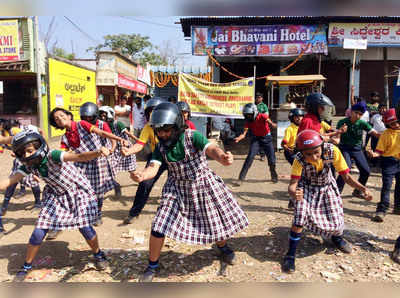 ವಿದ್ಯಾರ್ಥಿಗಳಿಂದ  ಸಾರ್ವಜನಿಕರಿಗೆ ರಸ್ತೆ ಸುರಕ್ಷತೆ ಪಾಠ