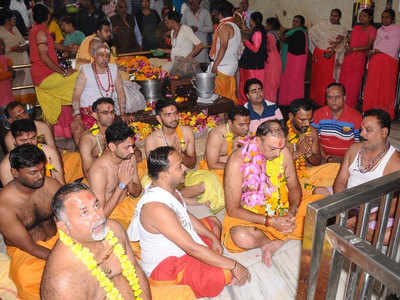 मैच जीतने के बाद कोच रवि शास्त्री ने की महाकालेश्वर मंदिर में पूजा, सपॉर्ट स्टाफ था साथ
