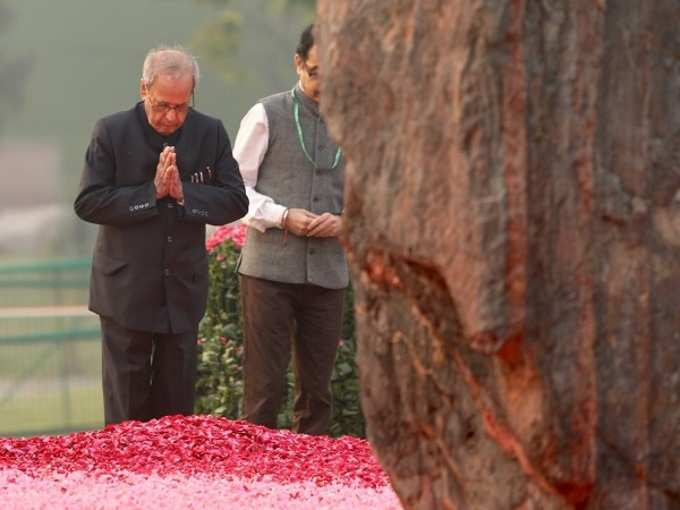 PM Modi, Sonia Gandhi and Manmohon Singh pay tributes to Indira Gandhi on her birth anniversary