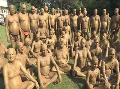 गोरखपुर: 340 लोगों ने शरीर पर चिकनी मिट्टी का लेप लगाया, अनोखा रेकॉर्ड बनाया
