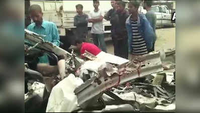 असम: नैशनल हाइवे 15 पर खड़े ट्रक से टकरा गई कार, 8 की मौत