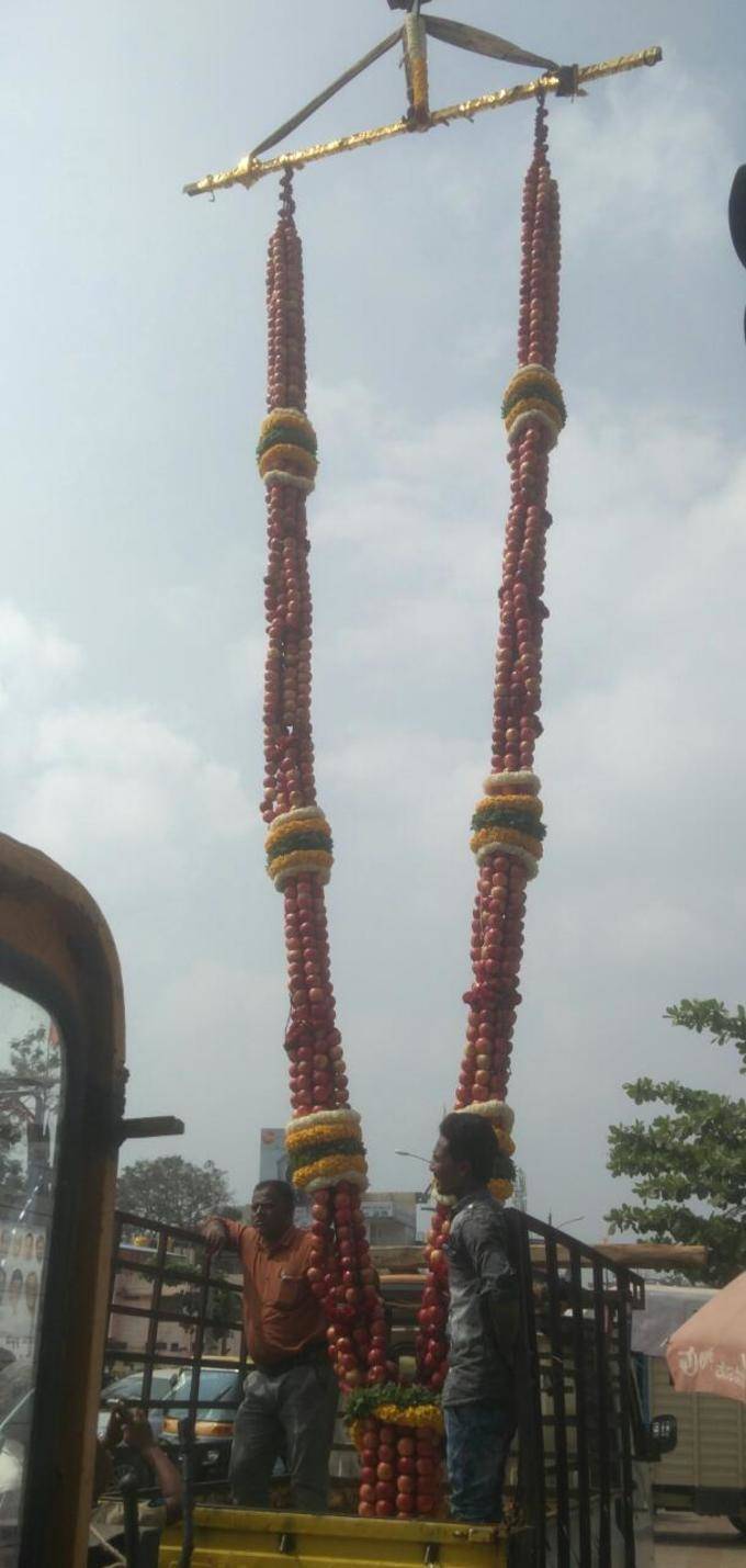 ಹುಬ್ಬಳ್ಳಿಯಲ್ಲಿ ಸೇಬಿನ ಹಾರದ ಸ್ವಾಗತ