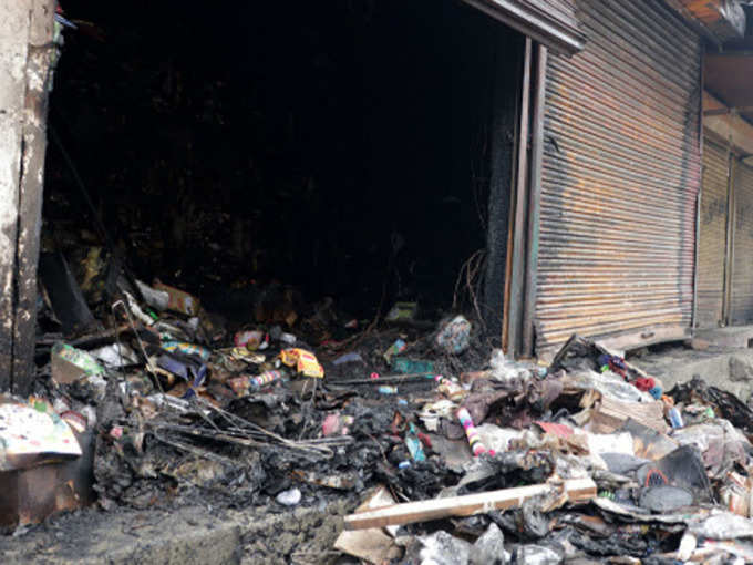 हिंसा में जलाई गई दुकान
