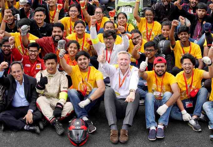Nitin Prasad Shell India Chairman (front left) and Harry Brekelmans Projects and Technology Director (front centre) with student teams